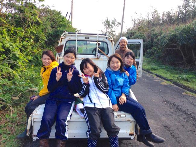 村おこしボランティア【宝島コース】参加者といささん、相棒の軽トラと一緒に。