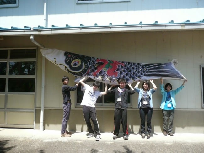 沖島に鯉のぼりをあげた学生ボランティア