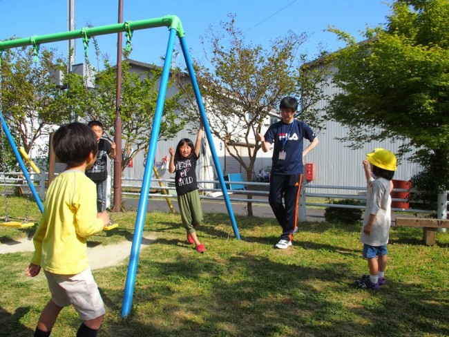 沖島の子どもたちと交流する学生ボランティア
