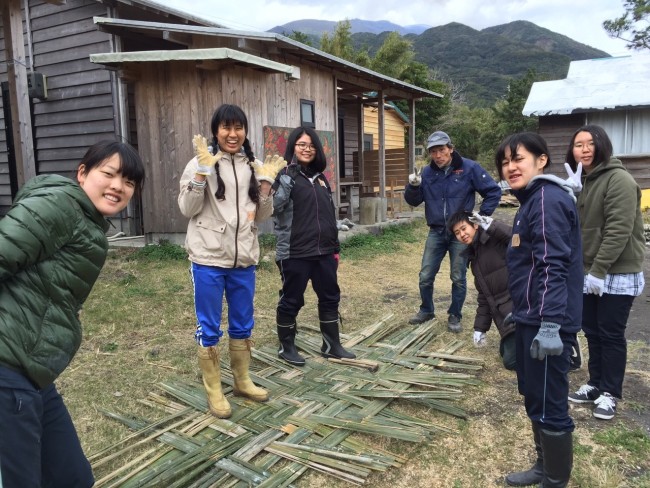 竹の壁をつくる作業