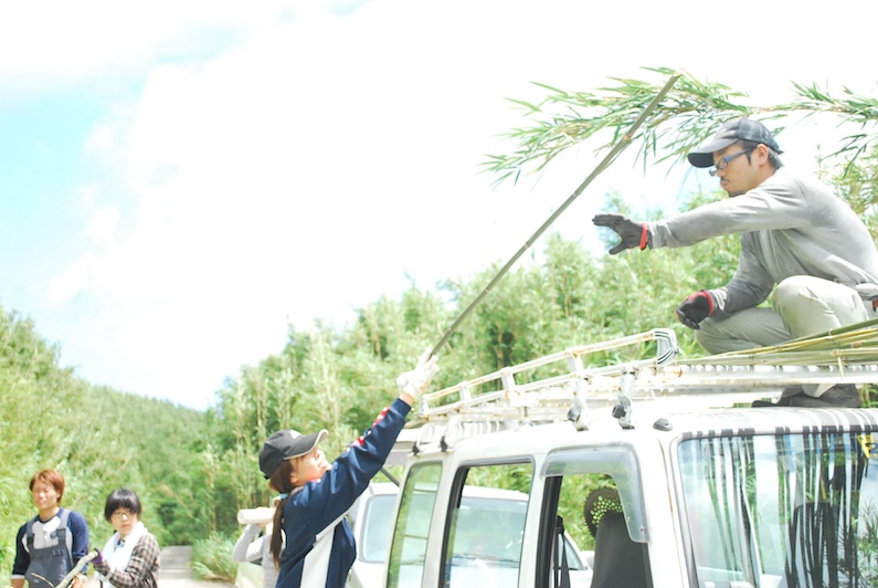 村おこしボランティア中之島コースで竹を運ぶ参加者