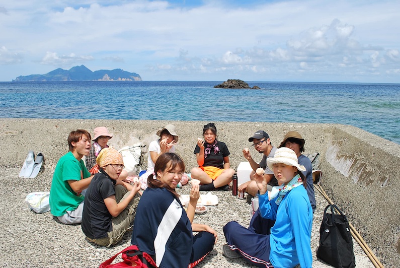 村おこしボランティア中之島コースで海水浴の際にランチを楽しむ参加者