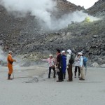 村おこしボランティア中之島コースで御岳の火口を見学する参加者