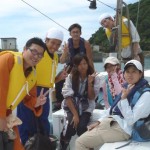 村おこしボランティア中之島コースで小型漁船に乗り込む参加者