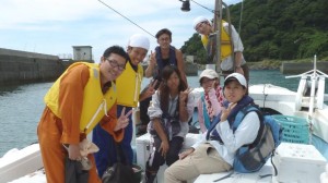 村おこしボランティア中之島コースで小型漁船に乗り込む参加者