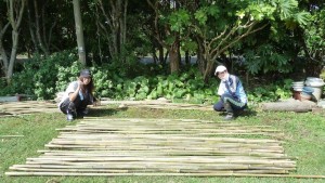 村おこしボランティア中之島コースで竹を使って屋根をつくる参加者