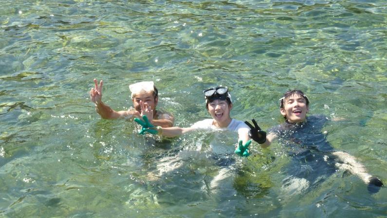 村おこしボランティア中之島コースで海水浴を楽しむ参加者