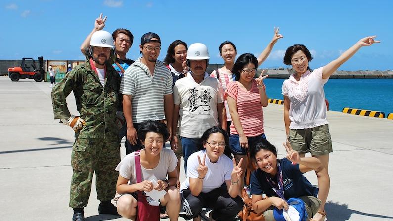 村おこしボランティア中之島コース参加者と地元の方と記念撮影