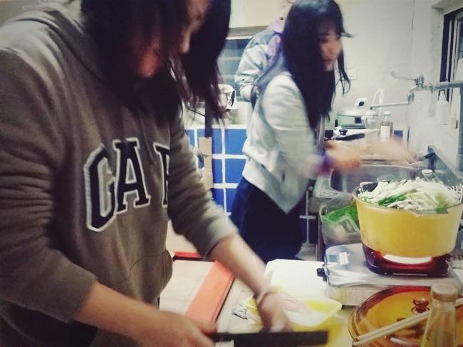 参加者同士で夕食を作る村おこしボランティア【台湾 淡水コース】の様子