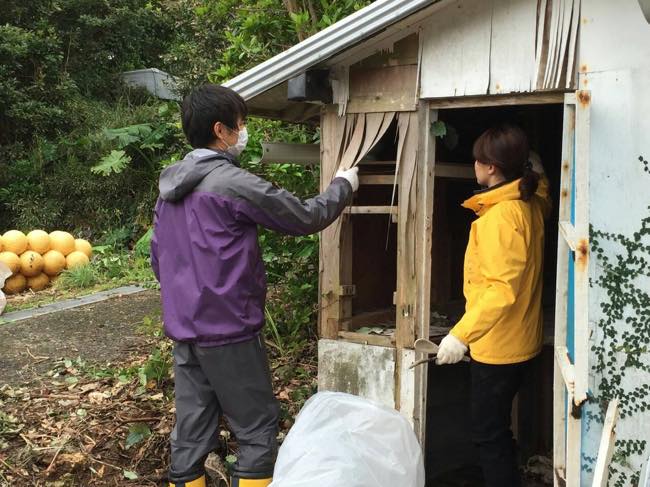 村おこしボランティア【宝島コース】で掃除する小屋は数十年ぶりにきれいにされた