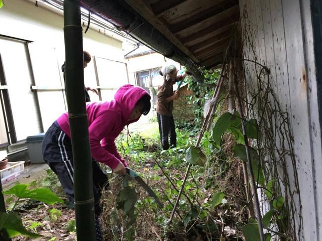 村おこしボランティア【宝島コース】で掃除する小屋は数十年ぶりにきれいにされた