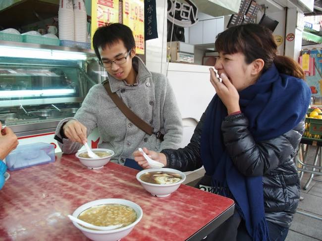 台湾の豆腐でつくられたぜんざい風スイーツ「豆花」に感動するボランティアツアー参加者