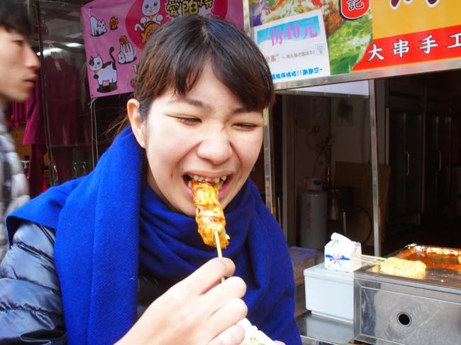 台湾名物「臭豆腐」に挑戦するボランティアツアー参加者