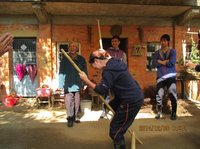 台湾ボランティアの休憩時間に竹馬を楽しむ参加者