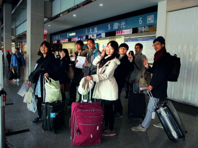 台湾ボランティアツアーを終了し、空港に向かうバス停で