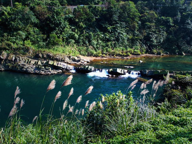 台湾の猫村「猴硐（ホウトン）」では美しい川をながめることもできる