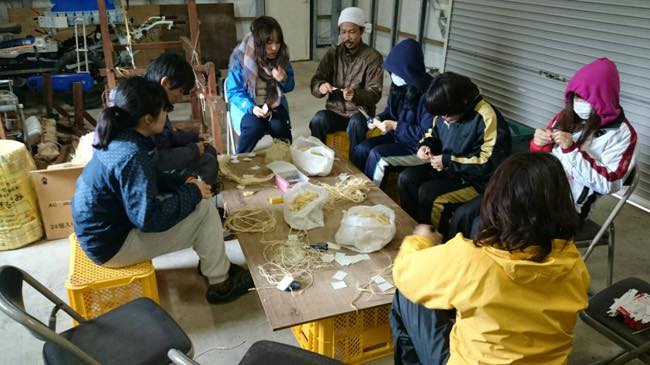 宝島ボランティアツアーでバナナの繊維を切る作業をする参加者