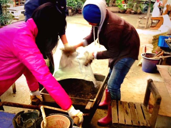 村おこしボランティア【台湾 淡水コース】で土づくりの作業をする参加者