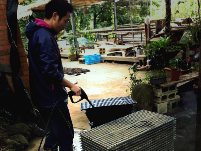 村おこしボランティア【台湾 淡水コース】で農作業をする学生ボランティア