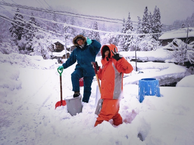 村おこしボランティア【勝山市北谷コース】での雪かきボランティアの様子