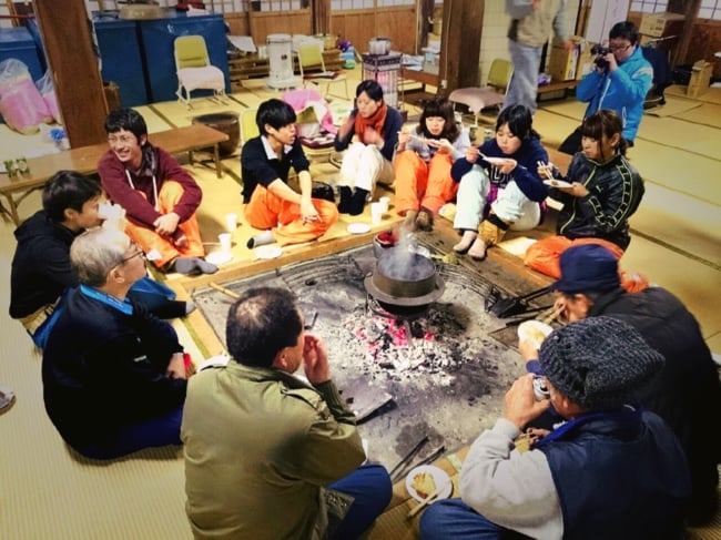 村おこしボランティア【勝山市北谷コース】での雪かきボランティアの様子