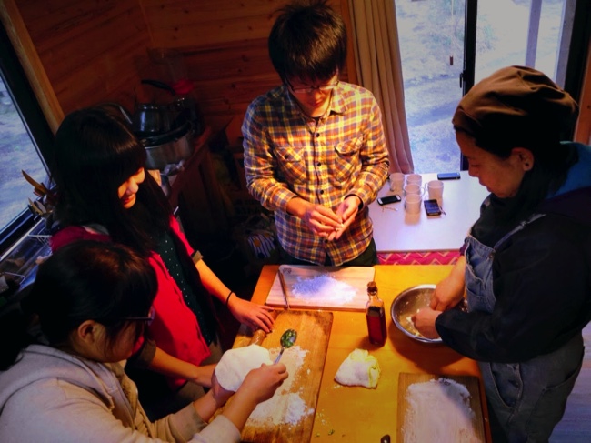 村おこしボランティア【諏訪之瀬島コース】でビーガン料理をつくる学生ボランティア