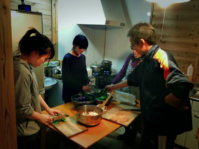 村おこしボランティア【諏訪之瀬島コース】でビーガン料理を作る学生ボランティア