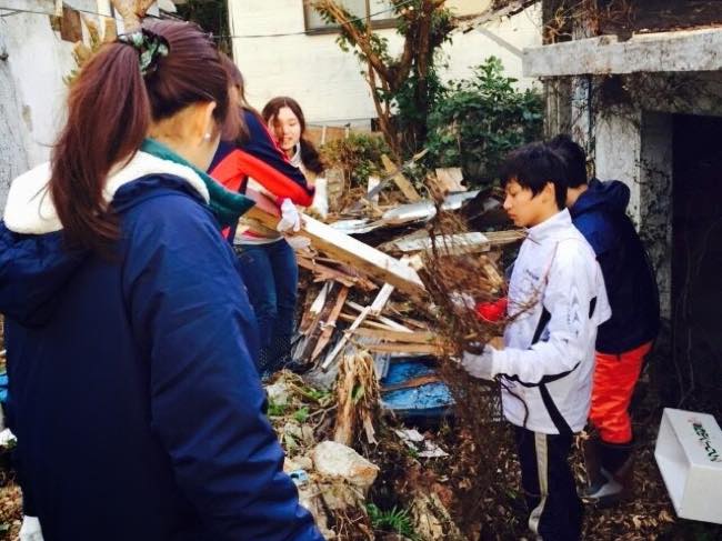 村おこしボランティア【宝島コース】で空き家のリフォーム作業を手伝うボランティア