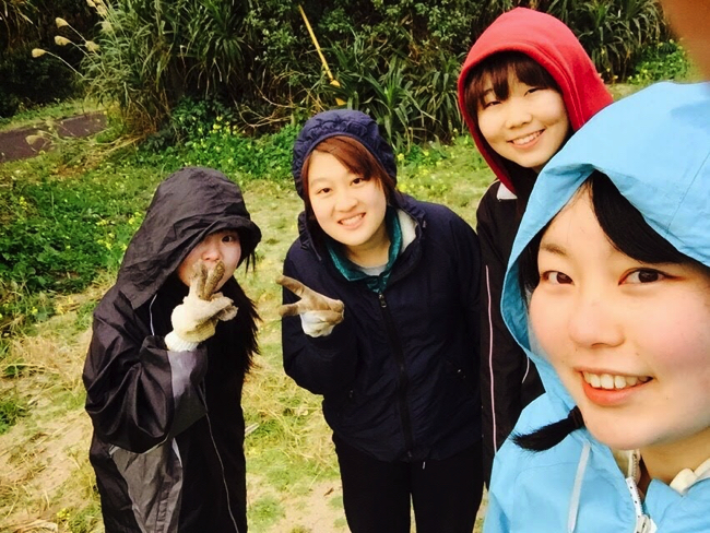 村おこしボランティア【宝島コース】で除草作業に精を出すボランティアの学生