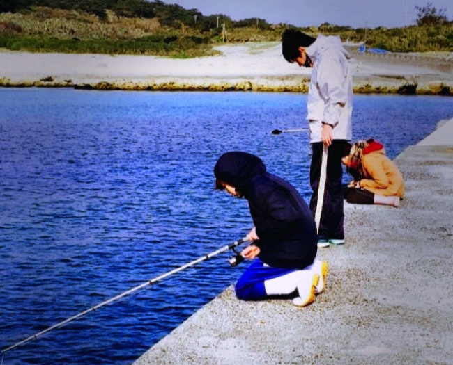 村おこしボランティア【宝島コース】で釣りをする学生ボランティア