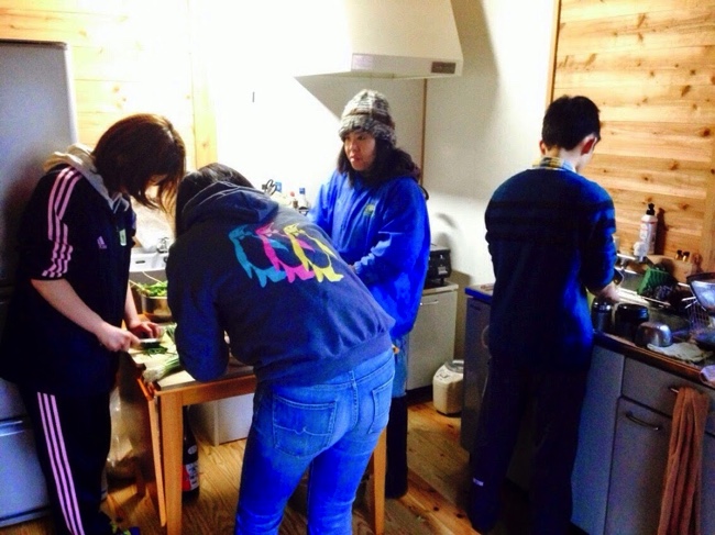 村おこしボランティア【諏訪之瀬島コース】でビーガン料理を作る参加者