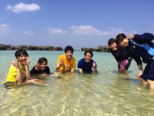 トカラ列島宝島の海で遊ぶ学生ボランティア