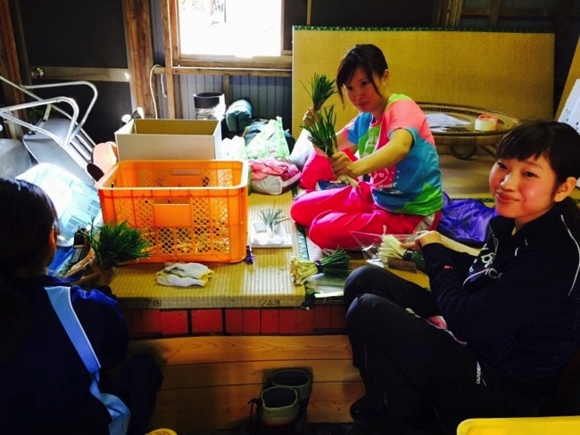 村おこしボランティア【宝島コース】で島らっきょうの出荷準備のお手伝いをする学生ボランティア