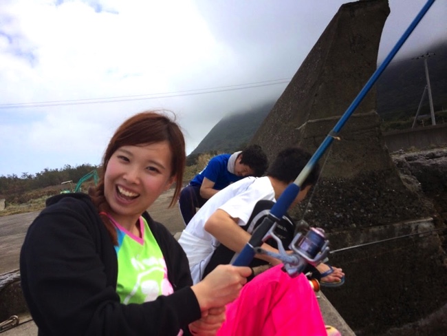 村おこしボランティア【宝島コース】で釣りを楽しむ学生ボランティア