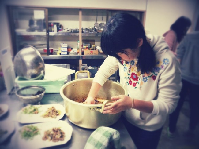 宿泊所分でご飯を作る佐渡島コースの学生ボランティア
