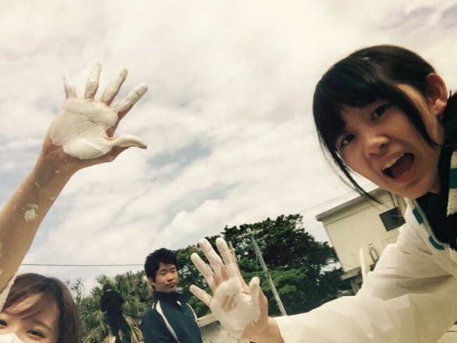 村おこしボランティア【宝島コース】でのペンキ塗り作業の様子
