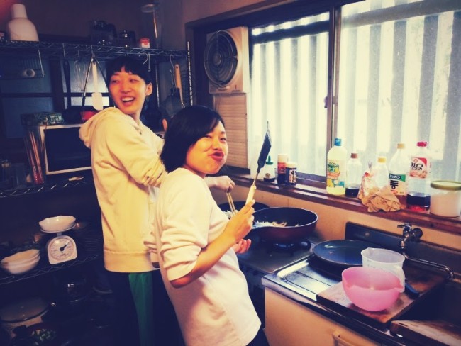 村おこしボランティア【宝島コース】で参加者同士の自炊を楽しむ学生ボランティア