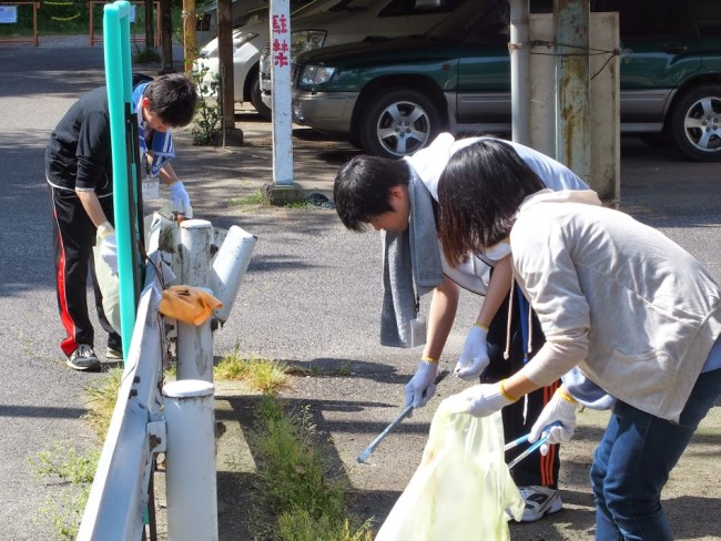 港の清掃をする学生ボランティア