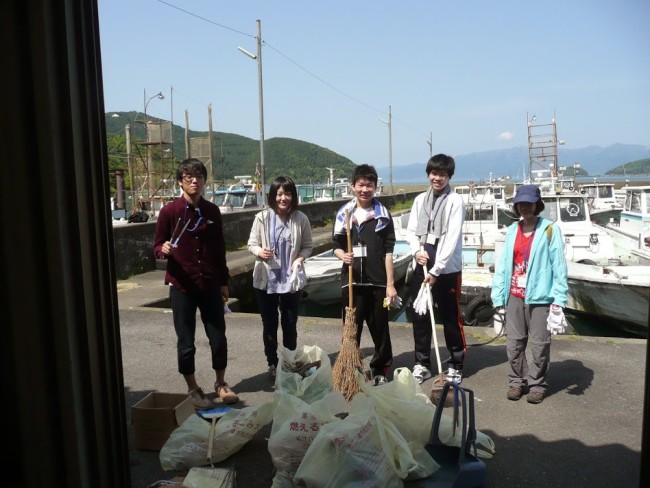 港の清掃をする学生ボランティア