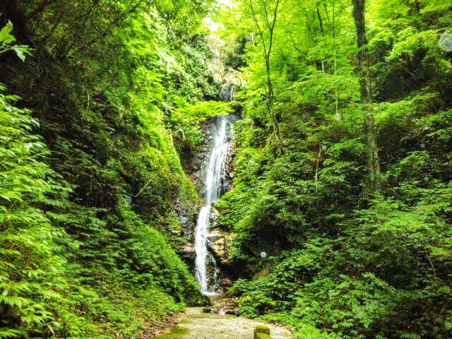 佐渡島の岩首集落にある養老の滝