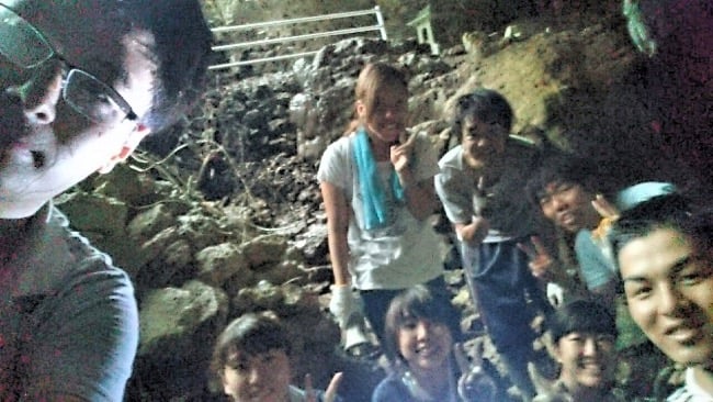 宝島の鍾乳洞を探検する学生ボランティア