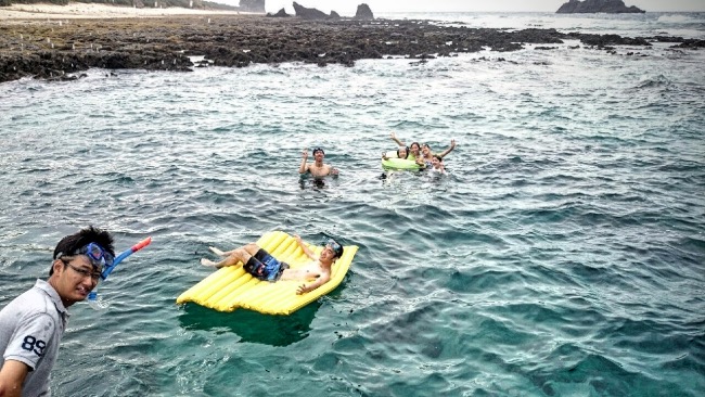 宝島の海で遊ぶ学生ボランティア