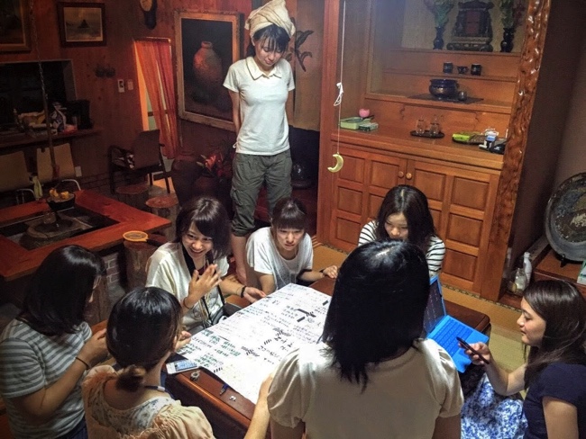 沖縄やんばるでのボランティアのミーティングをする学生