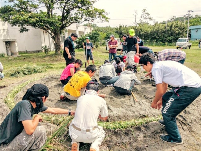 島で相撲大会があるので、その土俵を島の人たちと作りました。