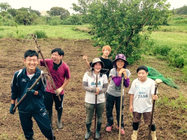 台湾淡水の自然農家でボランティア活動をする学生