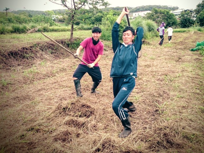 台湾淡水の自然農家でボランティア活動をする学生