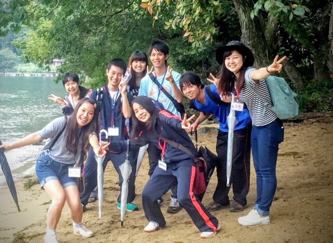沖島の散策をする学生ボランティア