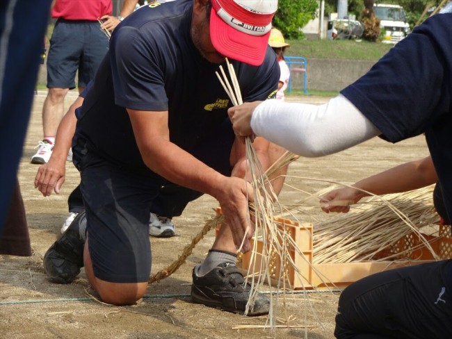 諏訪之瀬島の運動会は足ひれを履いて走る競技や藁を編んで長さを競う競技など新鮮なものばかり