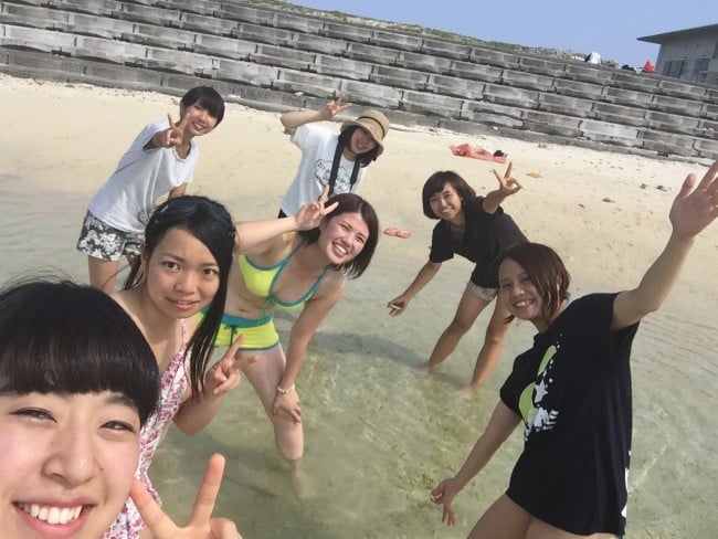 宝島初日に海水浴を楽しむ学生ボランティア
