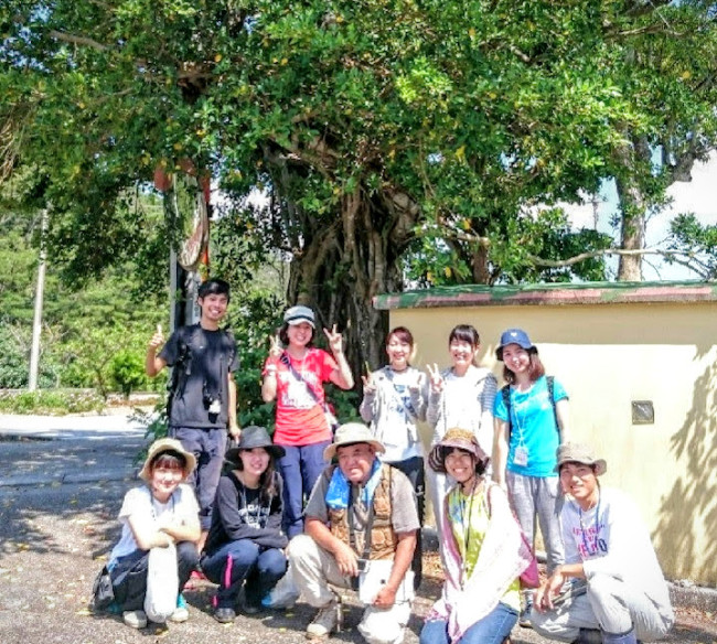 沖縄やんばるの自然を散策する学生ボランティア